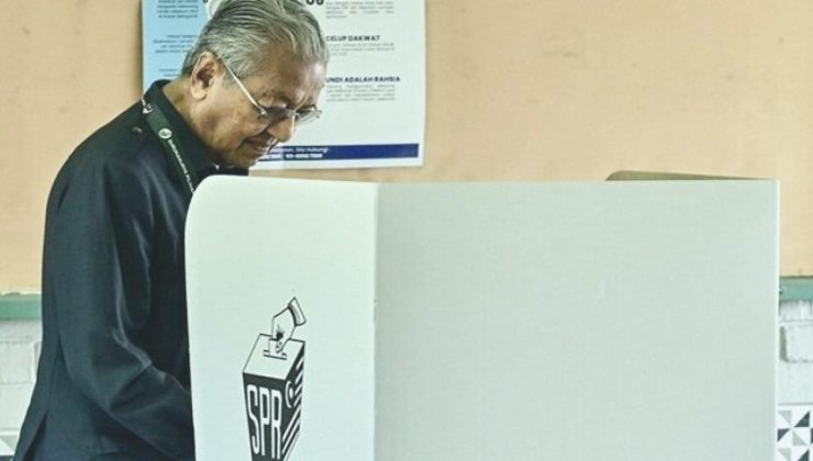 ‘Kaybedersem siyaseti bırakırım’ demişti! Mahathir, 53 yıl sonra seçimi kaybetti