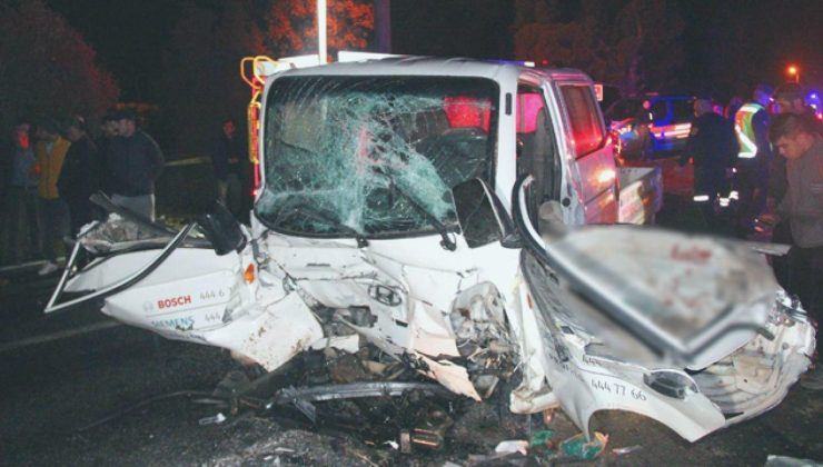 Muğla’da feci kaza: Kamyonet minibüsle çarpıştı: 22 yaralı